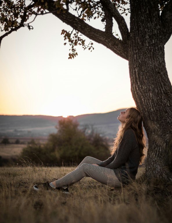 jeune femme contre un arbre