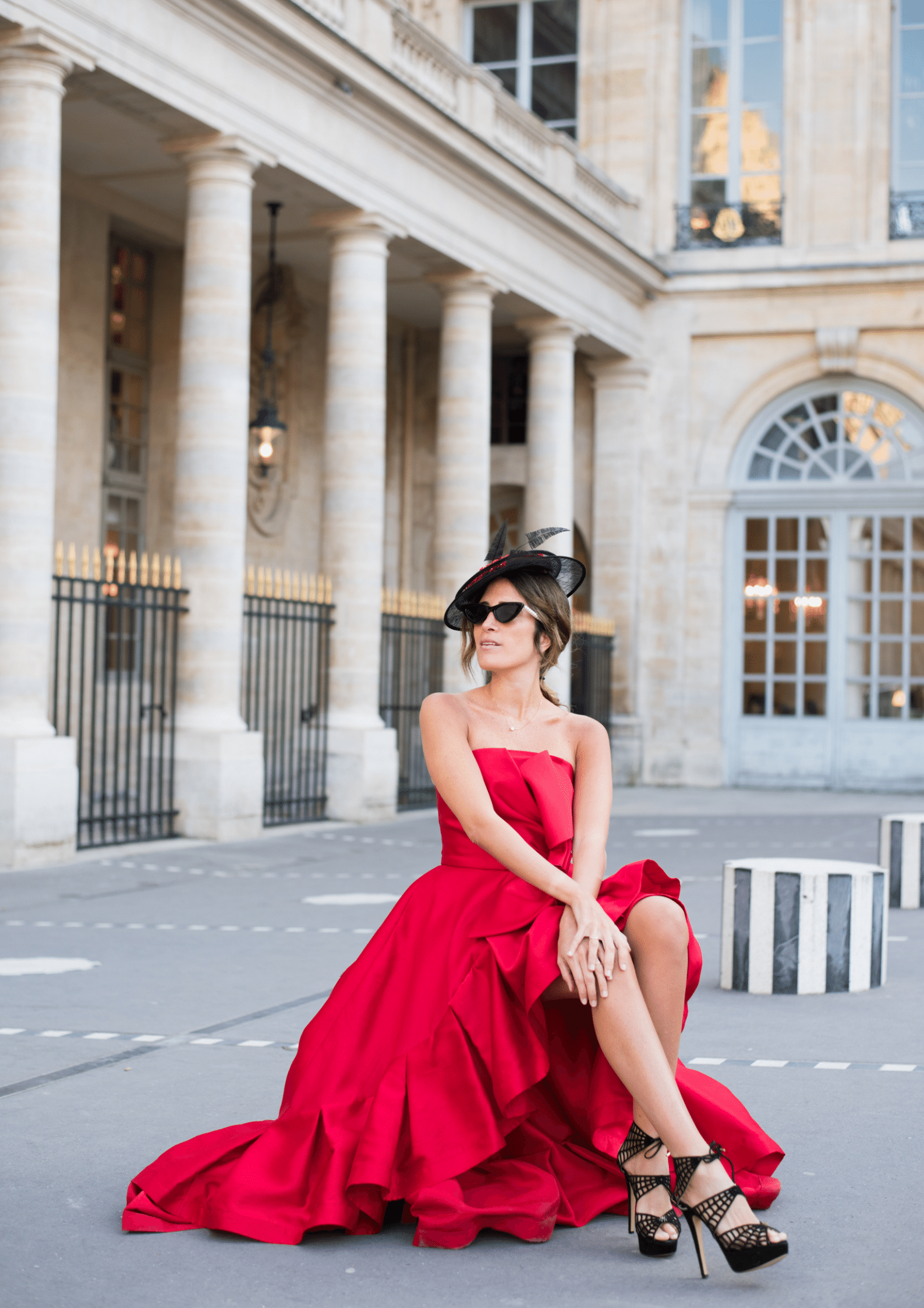 femme en robe de créateur posant pour un shooting photo lifestyle à paris