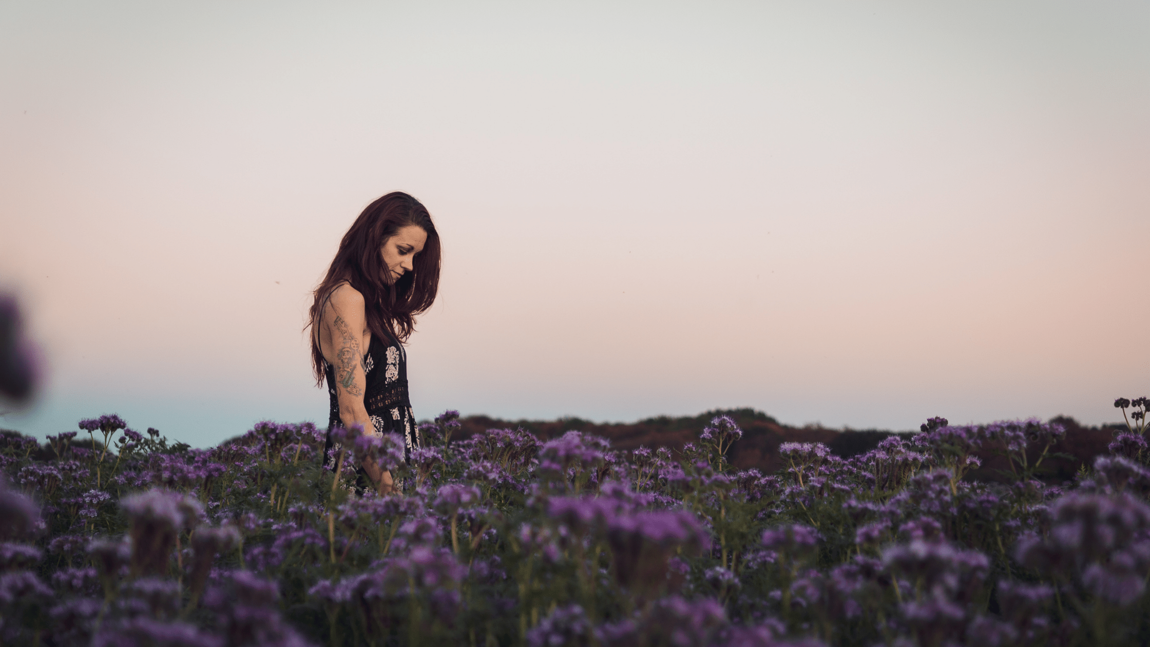 marche dans les champs fleuri séance photo femme